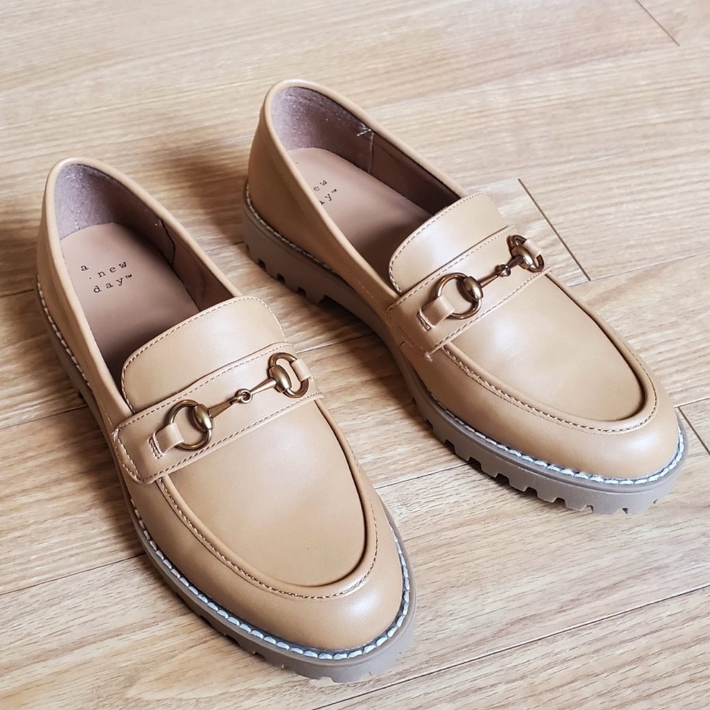 A New Day Danica Platform Loafers Tan
Excellent preowned condition size 6.5
